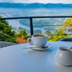 Enjoy a 4 day gorilla trekking and Lake Bunyonyi relaxation safari guided by a local wildlife photographer